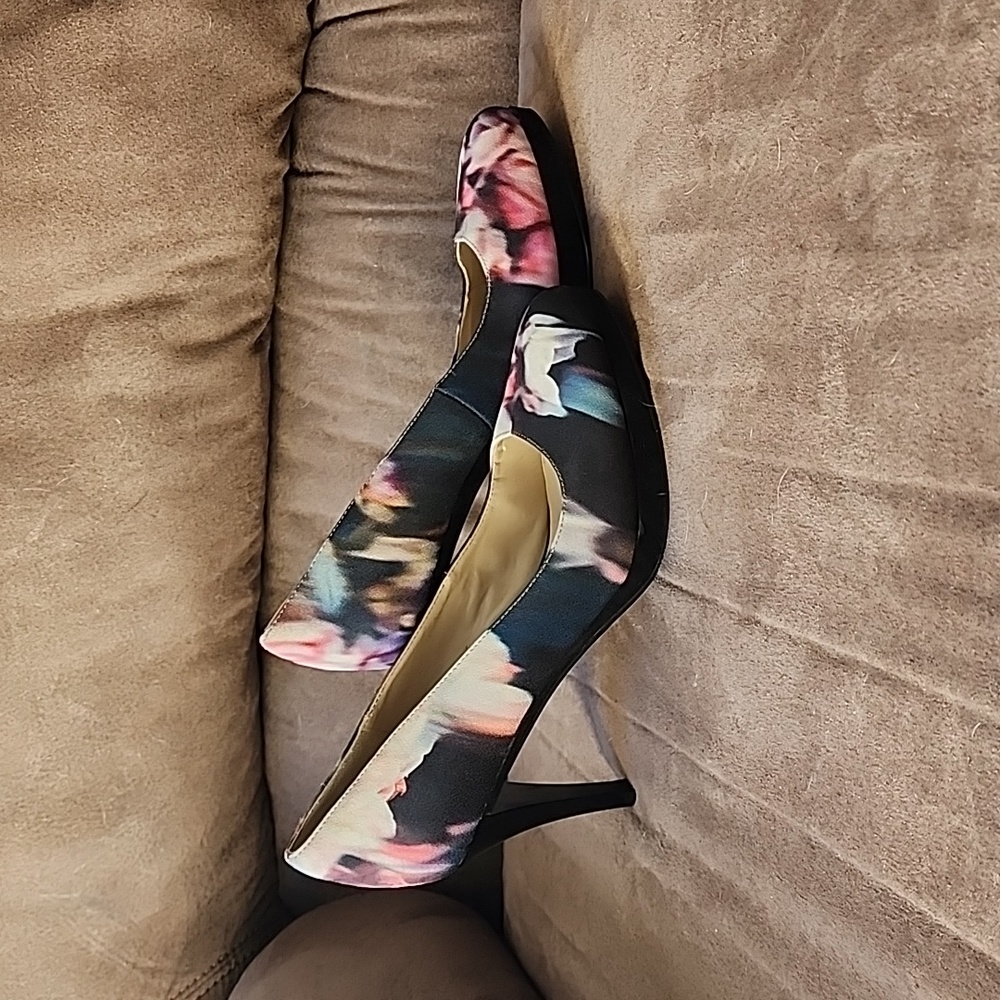Very pretty Nine West heels.